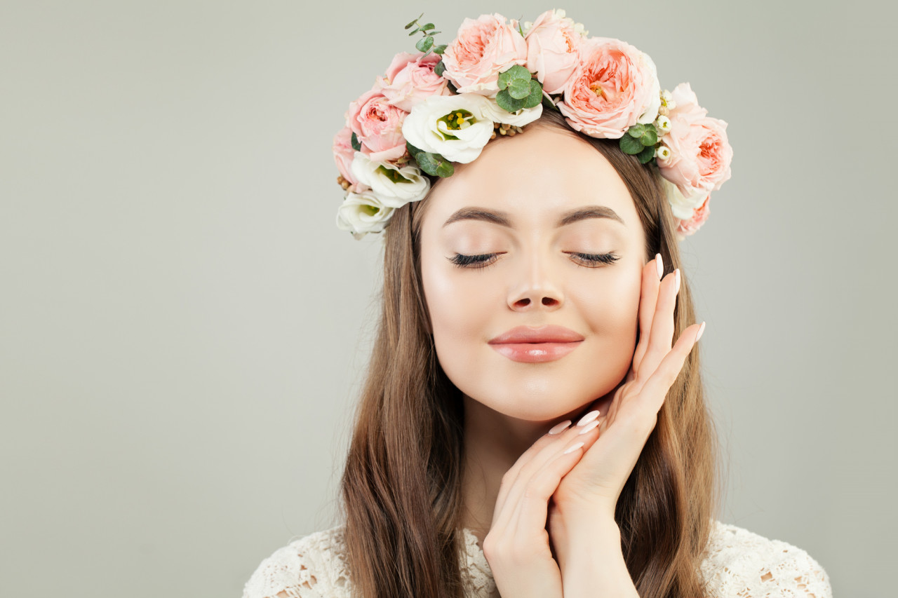 花冠をつけた女性